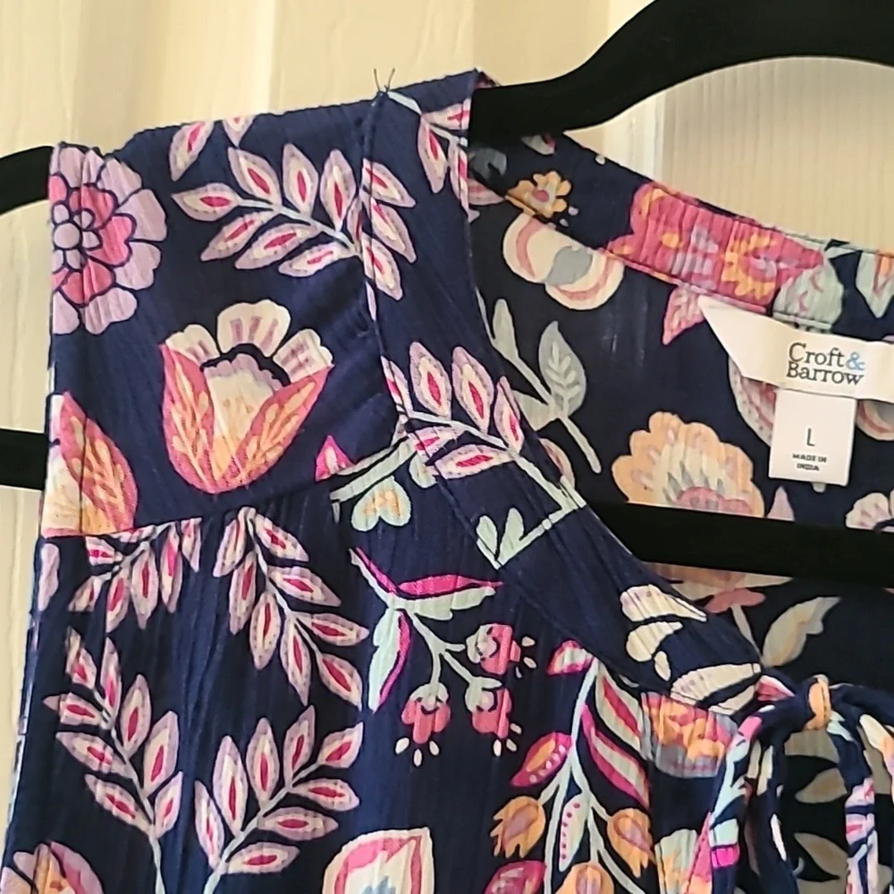 CROFT AND BARROW WOMENS BLUE AND PINK FLORAL SLEEVELESS SUMMER TOP SIZE LARGE - Picture 5 of 15